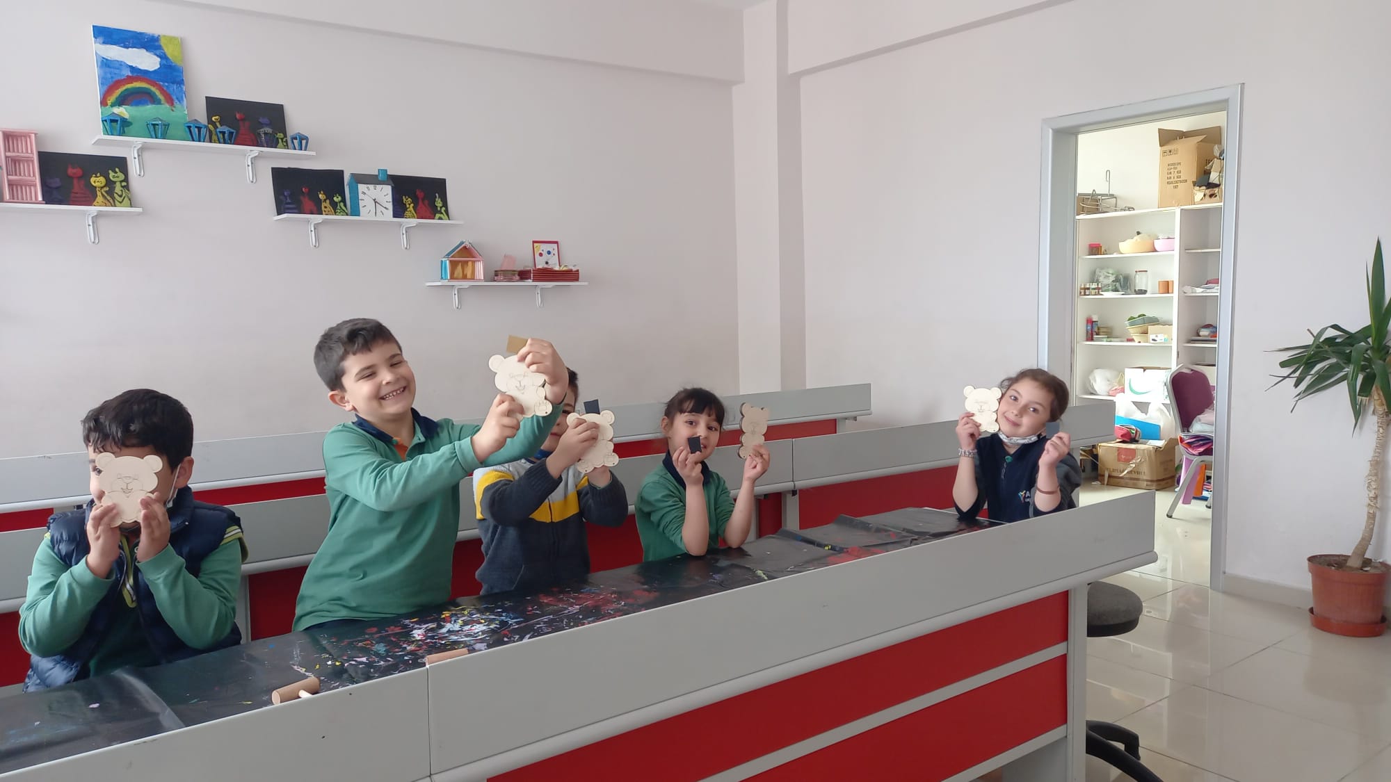 Öğrencilerimizin Ahşap Oyuncak Boyama Çalışması